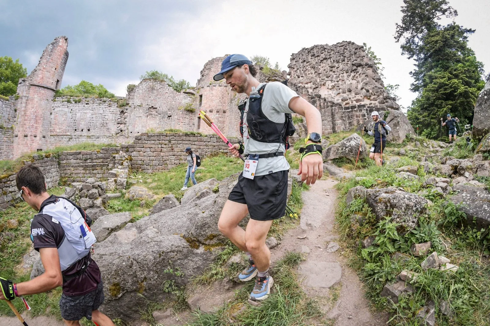 Guillaume en course sur un trail, devant les ruines d'un château